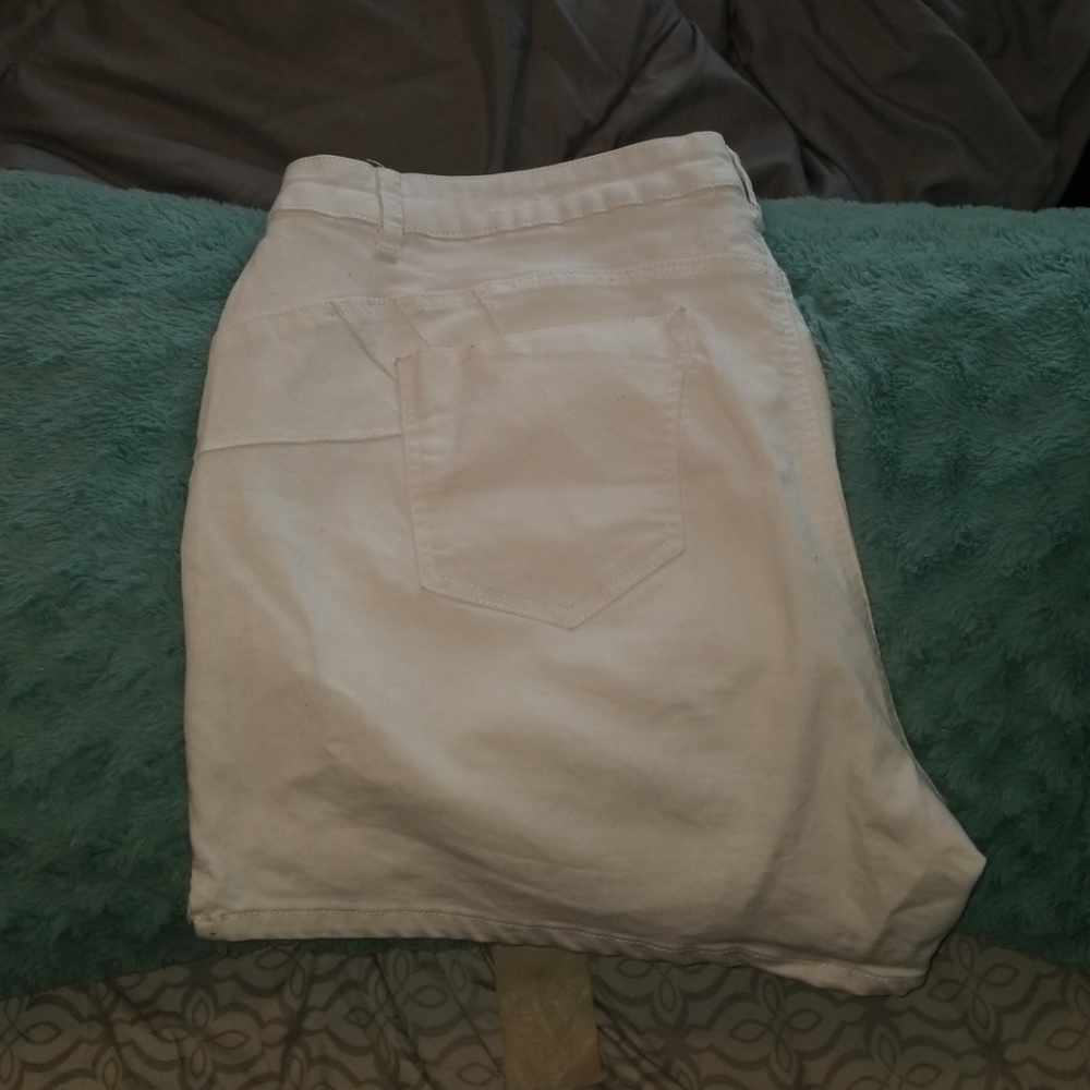 Shorts - Picture 3 of 4
